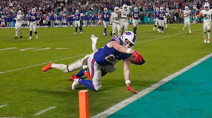 Bills tight end Dawson Knox stretches across the goal line to score against the Dolphins in Week 18.